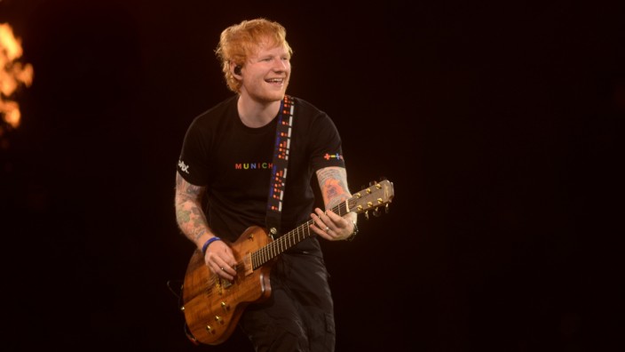 Konzert auf Theresienwiese: Ed Sheeran spielte 2022 im Olympiastadion und kommt nun zum Fan-Fest auf der Theresienwiese.
