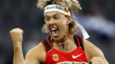 Sportler des Jahres: Siegweite 67,30 m: Speerwerferin Steffi Nerius holt zum Abschluss ihrer Karriere in Berlin WM-Gold.