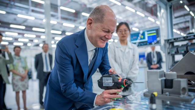 Réaction du chancelier Scholz : lors de sa visite à l'usine de production de moteurs à hydrogène à Chongqing, le chancelier a lui-même utilisé une visseuse sans fil lors de la production.
