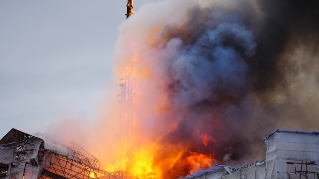 Incendie à Copenhague : Le feu et la fumée s'échappent de l'ancienne bourse, les échafaudages rendaient les travaux d'extinction difficiles.
