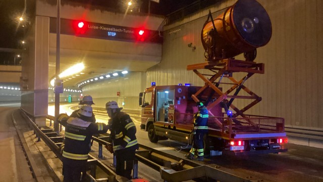 Mittlerer Ring in München: Die Einsatzkräfte mussten den Tunnel mit schwerem Gerät belüften.