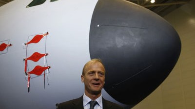 Pannen-Airbus A400M: Zweckoptimismus: Airbus-Chef Thomas Enders posiert vor demA400M. Sein Unternehmen wird wohl Kompromisse machen müssen, um das Projekt erfolgreich zu Ende zu bringen.