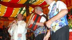 Wiesn-Gottesdienst: Pfarrer Heller spielt am Ende des Gottesdienstes mit seiner Band auf.