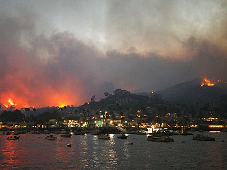 Avalon auf Catalina ist vom Feuer bedroht