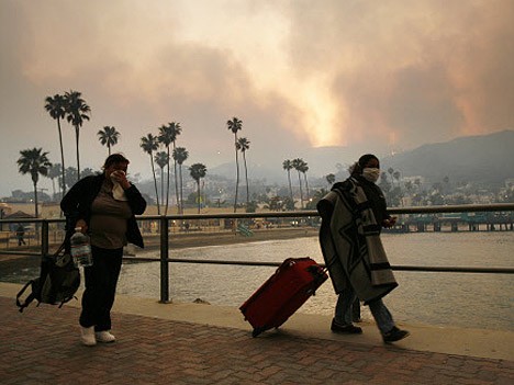 Zwei Frauen auf der Flucht von der Insel Catalina.