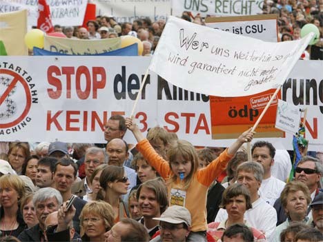 18.000 Menschen demonstrieren im Münchner Zentrum gegen den Bau einer dritten Startbahn am Flughafen
