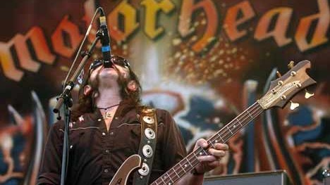 Rock im Park: Scheu keinen über 50: Motörhead-Frontmann Lemmy Kilmister legt sich auch mit 58 noch ins Zeug.