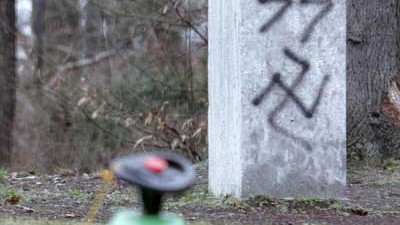Berlin: Feiger Anschlag in Berlin: SS-Runen und Hakenkreuze