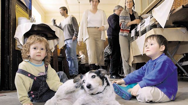 Ausgehen mit Kindern: Haustiere und Herumtoben erlaubt: Im Café Gollier regt sich keiner auf, wenn kleine Kinder mit ihren Hunden auf dem Boden herumrobben. Oft lässt sich der Nachwuchs auch im Spielzimmer bespaßen, sodass die Eltern beim Essen etwas mehr Ruhe haben.