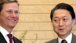 Politik kompakt: Außenminister Guido Westerwelle mit dem japanischen Ministerpräsidenten Yukio Hatoyama.