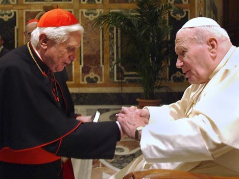 Joseph Ratzinger und Papst Johannes Paul II.