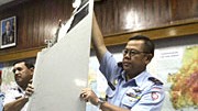 Indonesien: Der Einsatzleiter der Suchtruppen Eddy Suyanto (r) und der Chef des nationalen Rettungsdienstes Bambang Karnoyudho (l.) zeigen ein Teil des abgestürzten Adam Air-Flugzeuges.