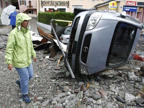 Unwetter Schweiz: umgedrehtes Auto Foto: dpa