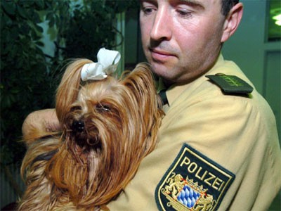 Daisy Moshammer auf dem Arm eines Polizisten, Foto: ddp