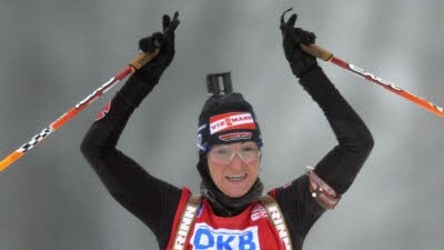 Sport kompakt: Strahlende Siegerin: Andrea Henkel sicherte sich bei ihrem Heimrennen in Oberhof den Sieg.