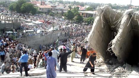 Naturkatastrophe: Pakistanische Freiwillige bei den Trümmer eines zerstörten Gebäudes in Islamabad.
