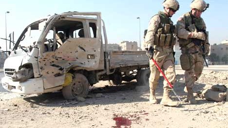 Irak-Drama im US-TV: Das echte Leben: US-Soldaten untersuchen die Überbleibsel einer Bombe, die am Straßenrand explodiert war.
