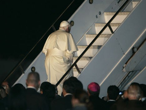 Papst fliegt nach Rom zurück