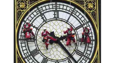 Ende der Sommerzeit: Arbeiter reinigen eine Turmuhr am Parlament in London. Auf gut Englisch heißen diese Fachkräfte "Abseilers".