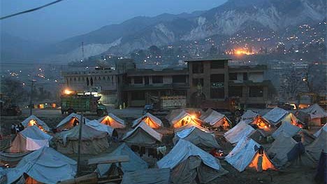 Tagebuch aus Muzaffarabad (VII): Ein Flüchtlingscamp in Muzaffarabad in der Dämmerung