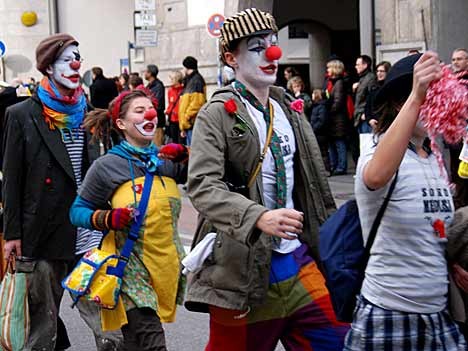 Sicherheitskonferenz: Demonstranten, Clowns und Polizei