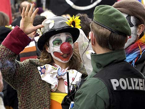 Sicherheitskonferenz: Demonstranten, Clowns und Polizei