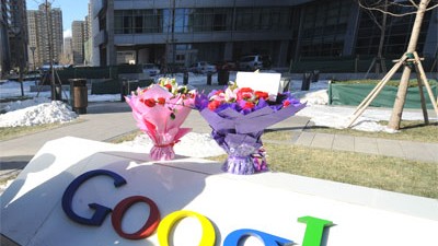 Internet: Suchgigant droht: Unbekannte hatten am Morgen Blumen vor dem Google-Bürokomplex in China abgelegt