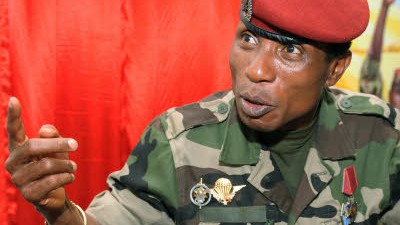 UN-Bericht zu Guinea: Hauptmann Moussa Dadis Camara - mit seinem den deutschen Fallschirmjägern nachempfundenen Barett - gutgelaunt zwei Tage nach dem Stadion-Massaker, das er befohlen haben soll.