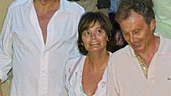 Silvio Berlusconi: On holiday: Silvio Berlusconi hat die Blairs auf sein Luxusanwesen auf Sardinien geladen.