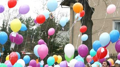 Schüler gedenken totem Mitja: Mitschüler des ermordeten Jungen lassen Luftballons steigen: "Ich finde es gut, dass die Kinder auf diese Weise Abschied nehmen können."