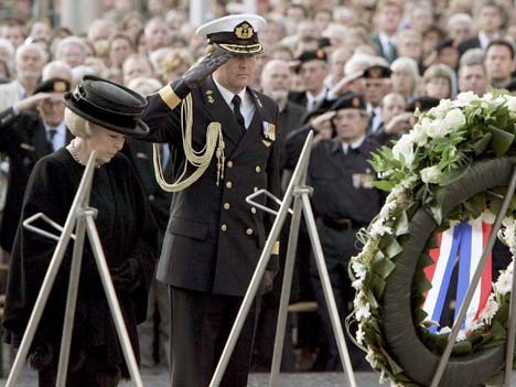 Die niederländische Königin Beatrix und Kronprinz Willem-Alexander legen einen Kranz nieder