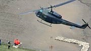 Hochwasser: Der Hubschrauber transportiert Sandsäcke auf den aufgeweichten Damm bei Prettin in Sachsen-Anhalt.