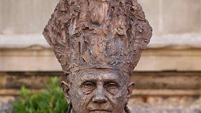 Richtungsentscheidungen des Papstes: Papst  Benedikt XVI.: Büste aus Bronze in Traunstein.