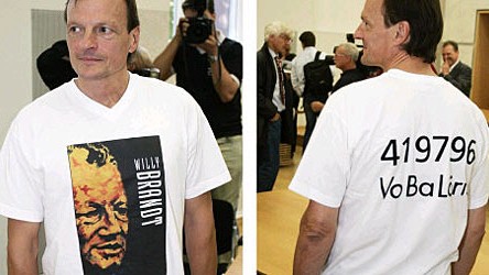 Urteil: Jens Ammoser nach der Gerichtsverhandlung: Auf der Vorderseite seines T-Shirts sieht man ein Bild von Willy Brandt und auf der Rückseite des T-Shirts kann man Ammosers Kontonummer lesen.