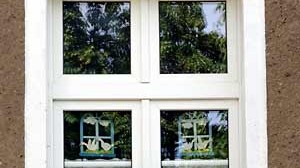 Baby-Tötungen in Brandenburg: In diesem Haus in Frankfurt - hier das Küchenfenster - hat die beschuldigte Mutter zuletzt gewohnt.