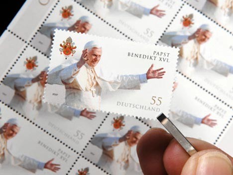 Papst-Briefmarke; Foto: dpa