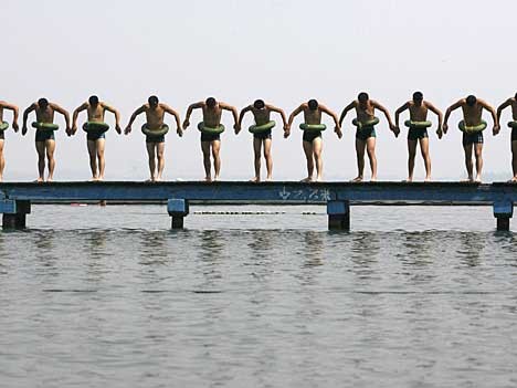 Schwimmkurs für chinesische Paramilitärs