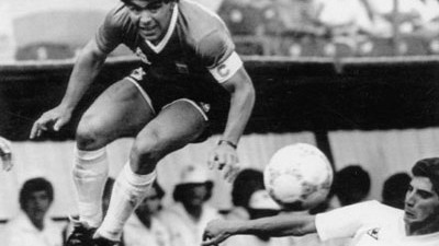 Fußball-Historie: Das Genie und die Grätschen der Gegenspieler - hier eine Szene von der WM 1986 in Mexiko.
