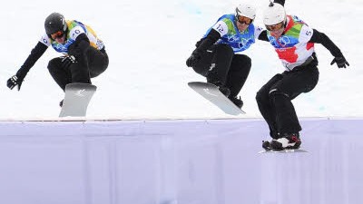 TV-Ereignis Olympia (3): Zu dritt über die Schanze: Snowboardcross begeistert in Kanada.