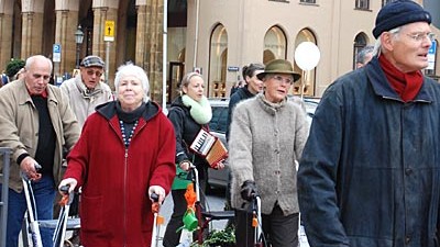 Mobile Konzerte: Ewige Jugend trifft rockende Senioren: Rollatorenkonzert in der Maximilianstraße