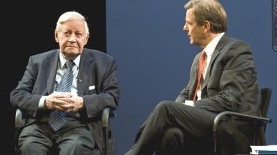 Helmut Schmidt auf Tournee: Helmut Schmidt will nicht jede Frage von Moderator Claus Kleber beantworten.