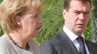 Nach dem Krieg im Kaukasus: Angela Merkel und Dmitrij Medwedjew: Sieht Deutschland den neuen russischen Realitäten nicht ins Auge, droht es sich im Nato-Club zu isolieren.