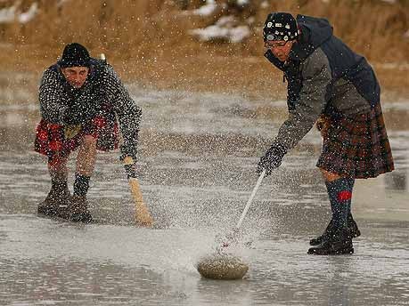 Curling bei Tauwetter in Schottland;Reuters