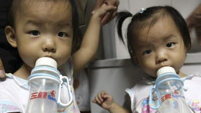 Babymilch-Skandal in China: Belastete Milch: Chinesische Kinder trinken Milch aus Fläschchen der Firma Sanlu, in deren Milchprodukt die giftige Chemikalie Melamin entdeckt worden war.