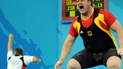 Olympia in Peking: Matthias Steiner nach dem erfolgreichen Versuch: Um-die-Wette-Hüpfen mit Trainer Frank Mantek.