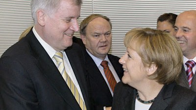 CDU/CSU: Horst Seehofer (l.) und Angela Merkel könnte demnächst weniger zum Lachen zumute sein.