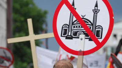Rechtspopulisten im Kampf gegen Islam: Mitglieder der rechten Organisation "Pro Köln" protestieren in Köln gegen den Bau der Groß-Moschee. Nationalisten aus ganz Europa sind gegen den muslimischen Einfluss.