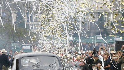 Concours d'Élégance in Pebble Beach: Konfetti-Regen für den Sieger: Der tiefblaue Alfa Romeo 8C 2900B Touring Berlinetta von 1938 ist der "Best of Show"-Gewinner 2008.