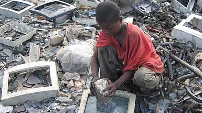 Ghana: Kinder holen Metallhalterungen aus den Monitoren, dafür zahlen Schrotthändler ihnen einige Cent.