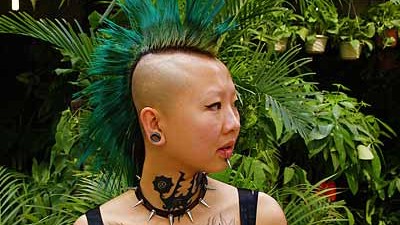 Unbekanntes China (3): Grüner Irokesenschnitt und Tattoos am ganzen Körper - Shanghais bekannteste Tattoo-Künstlerin ist ein echter Paradiesvogel.